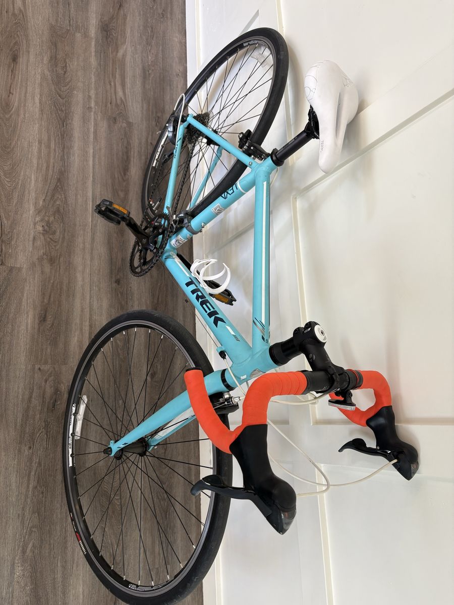 Trek Road Bike Size 48 (Excellent Condition!!)