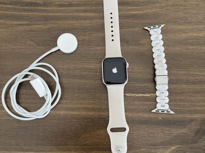 Apple Watch SE 40mm GPS Smartwatch - Tan S/M Band + Metal Band & Charger - Mint Condition