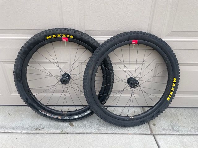 Santa Cruz Reserve 30 27.5 carbon boost wheelset (DT Swiss 350)