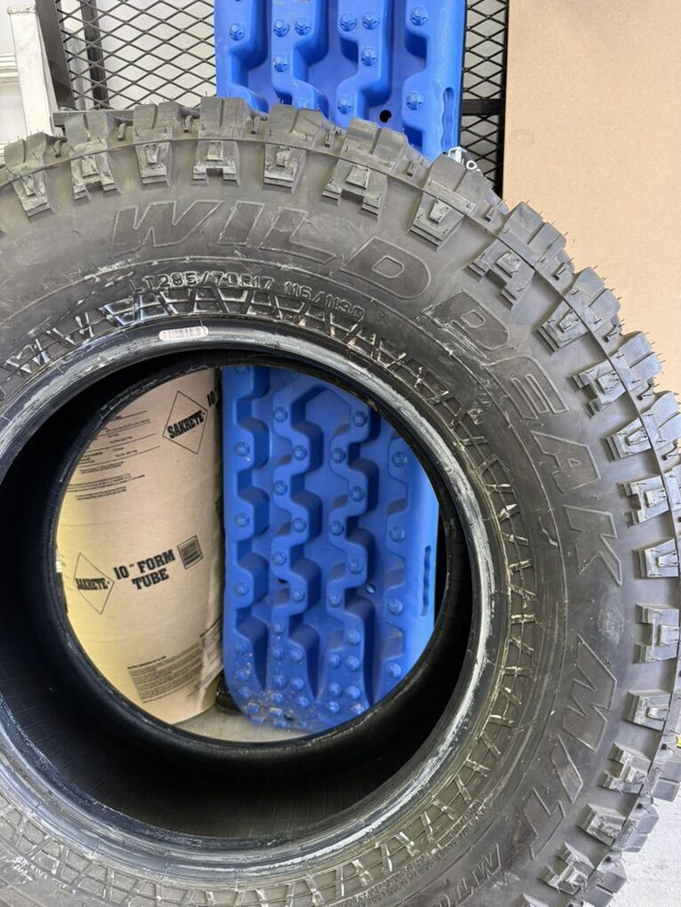 Falken Wildpeak Mt 285/70/17 New