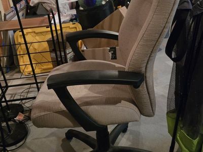 Office Desk Chair Tan Adjustable Swivel Rolling Casters