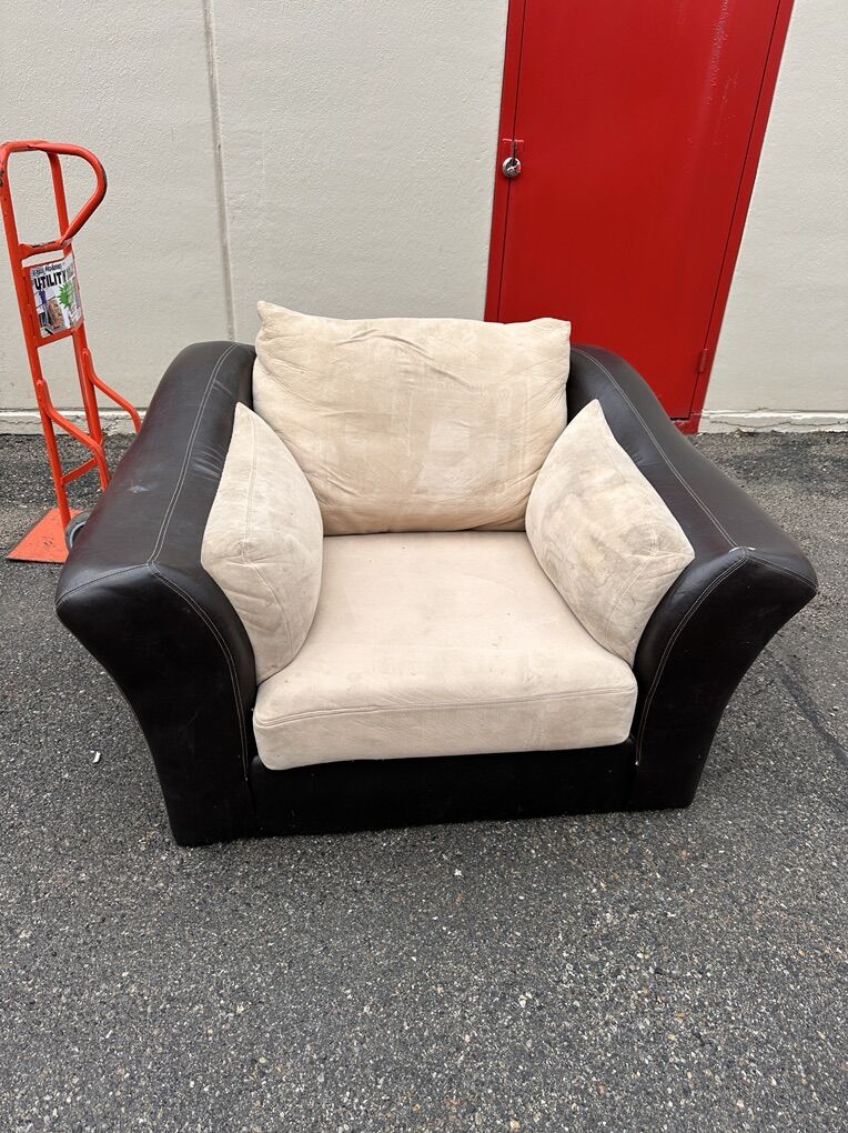 Oversized Lounge Chair – Deep & Comfortable