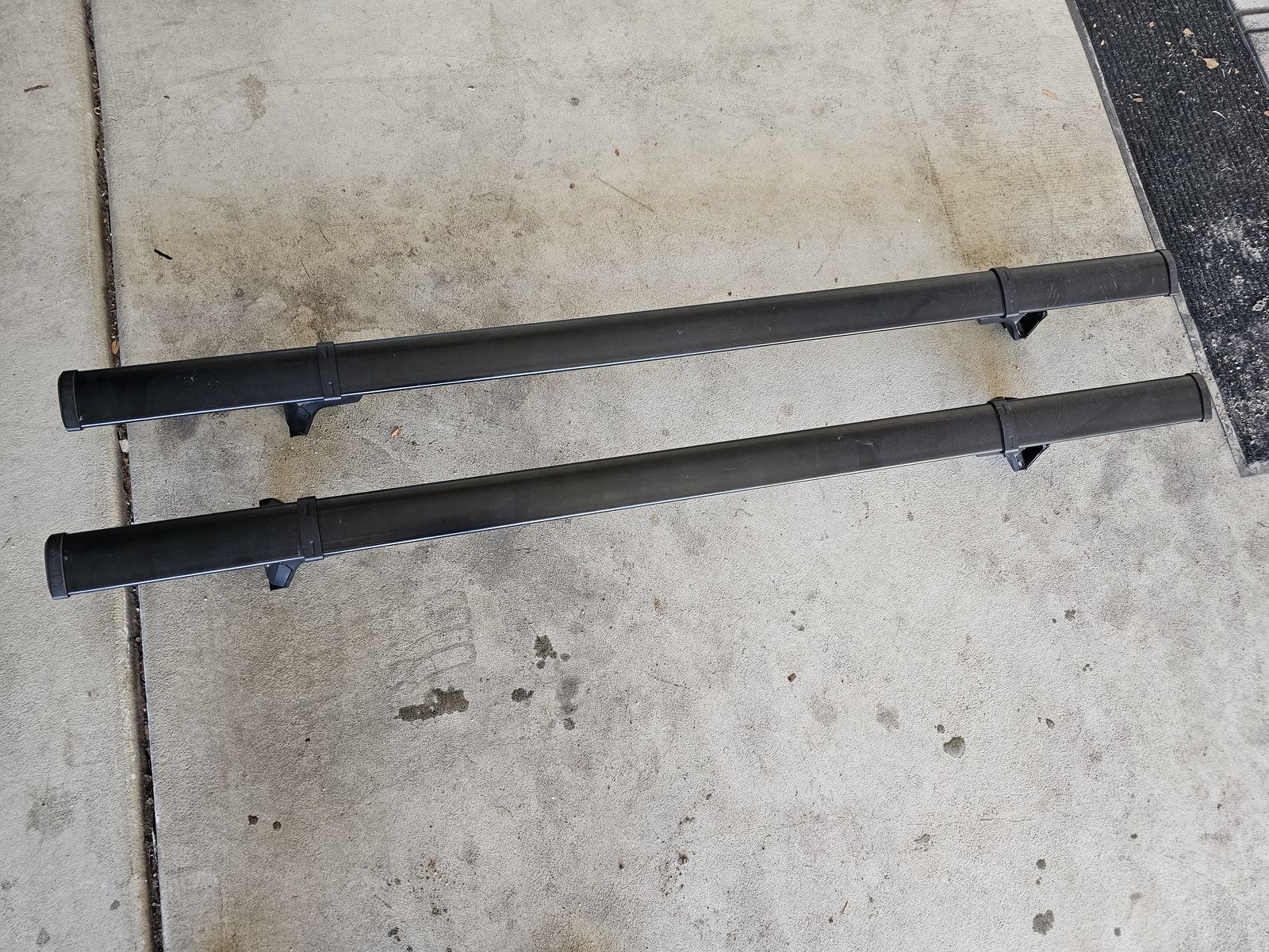 Yakima Set of of 60 inch Core Cross Bars with Skyline Tower Mounts (for Roof Cargo Rack)