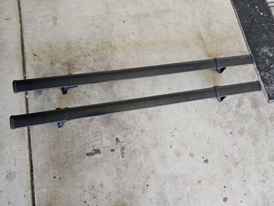 Yakima Set of of 60 inch Core Cross Bars with Skyline Tower Mounts (for Roof Cargo Rack)