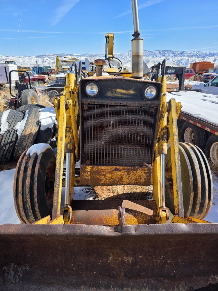 CASE 680 CK Backhoe Loader - runs and works good has a few small leaks has rebuilt boom and dipper rams and some new hoses