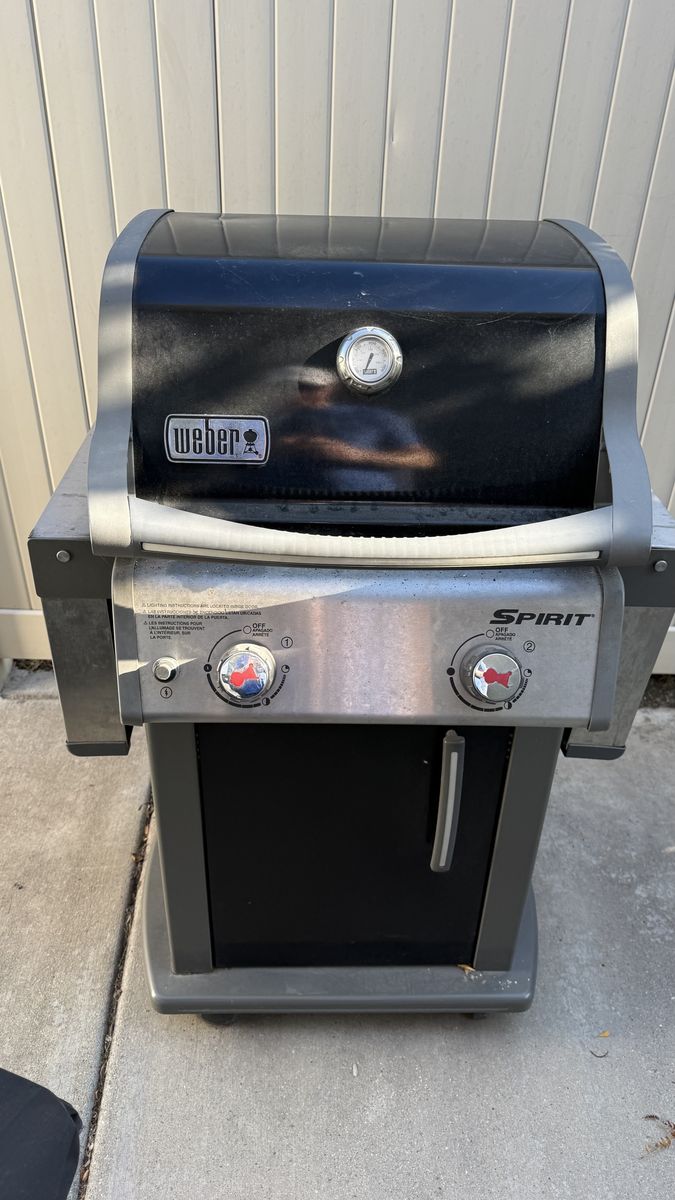 Working Weber Grill Spirit E210 Liquid Propane Gas Grill, Black