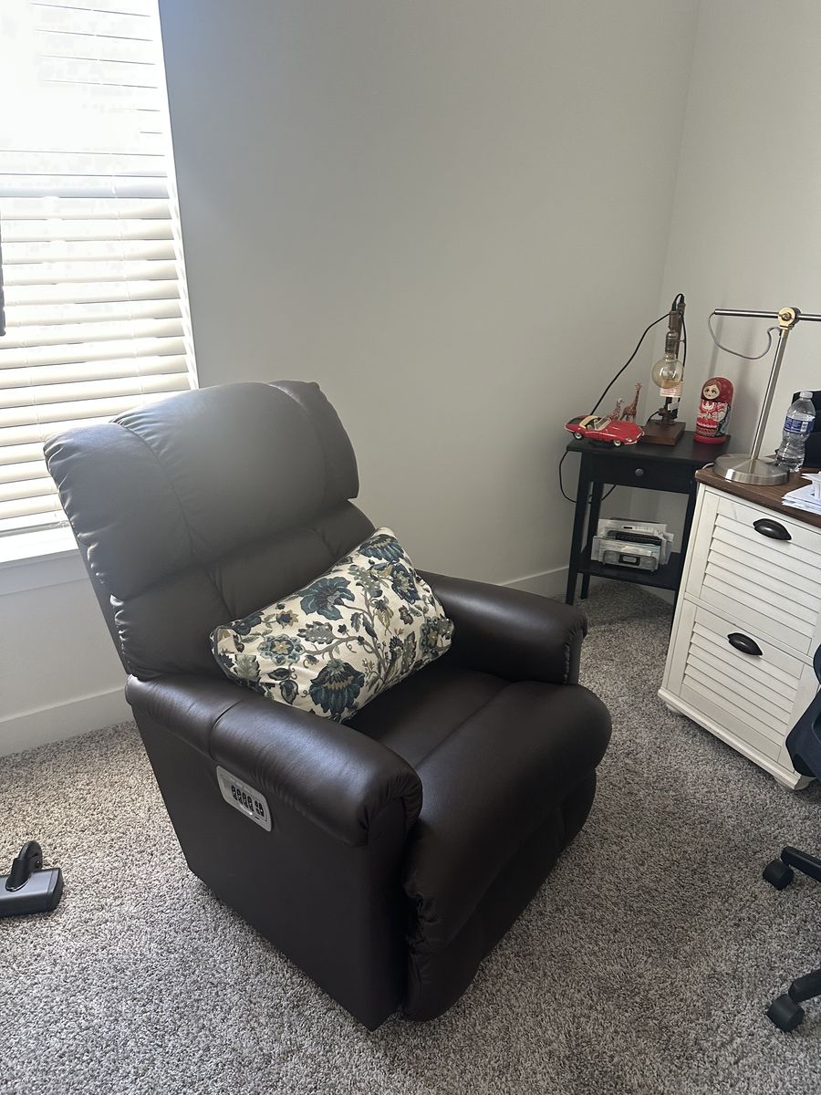 Like-New La-Z-Boy Power Recliner – Barely Used!