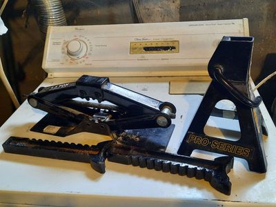 Black Jack 1.5 Ton Scissor Jack & Pro-Series 3-Ton Jack Stands Auto Lifting Tool Set