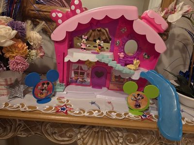 Disney Junior Minnie Mouse Happy Helpers Bow Sweet Home with Minnie & Mickey Figures