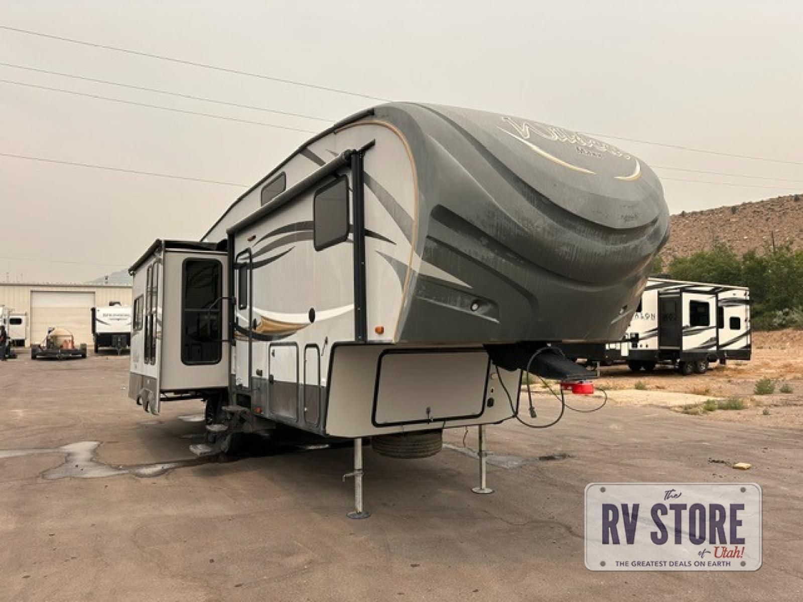 2016 Forest River RV Wildcat 295RSX Fifth Wheel Front Bedroom|Kitchen Island|Rear Living Area
