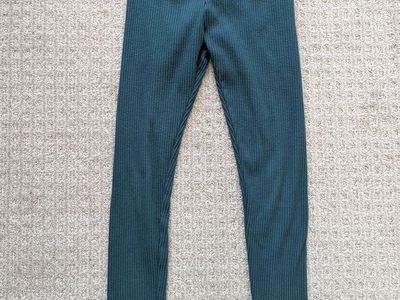 Girls Cat & Jack jade green ribbed ruffle hem leggings, size L (10/12)