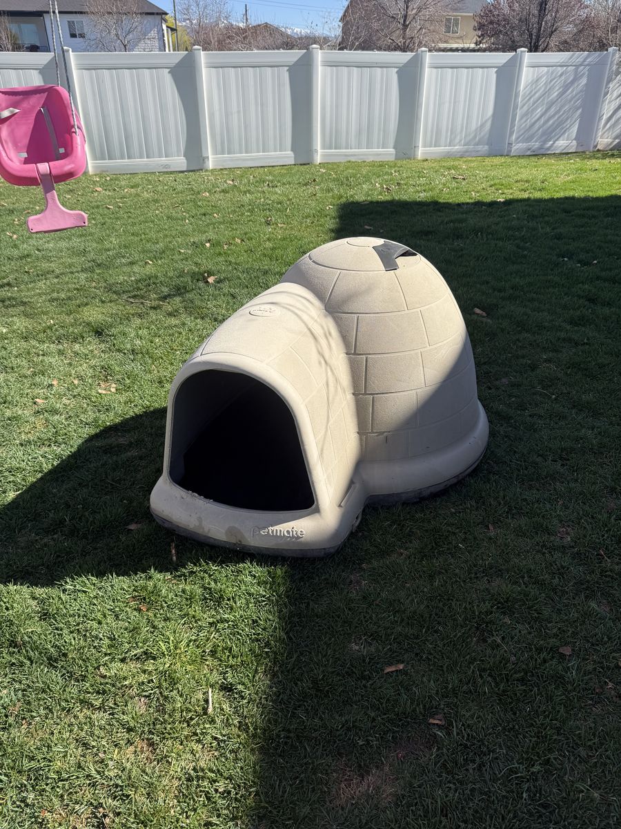 XL IGLOO DOG HOUSE