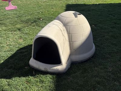 XL IGLOO DOG HOUSE