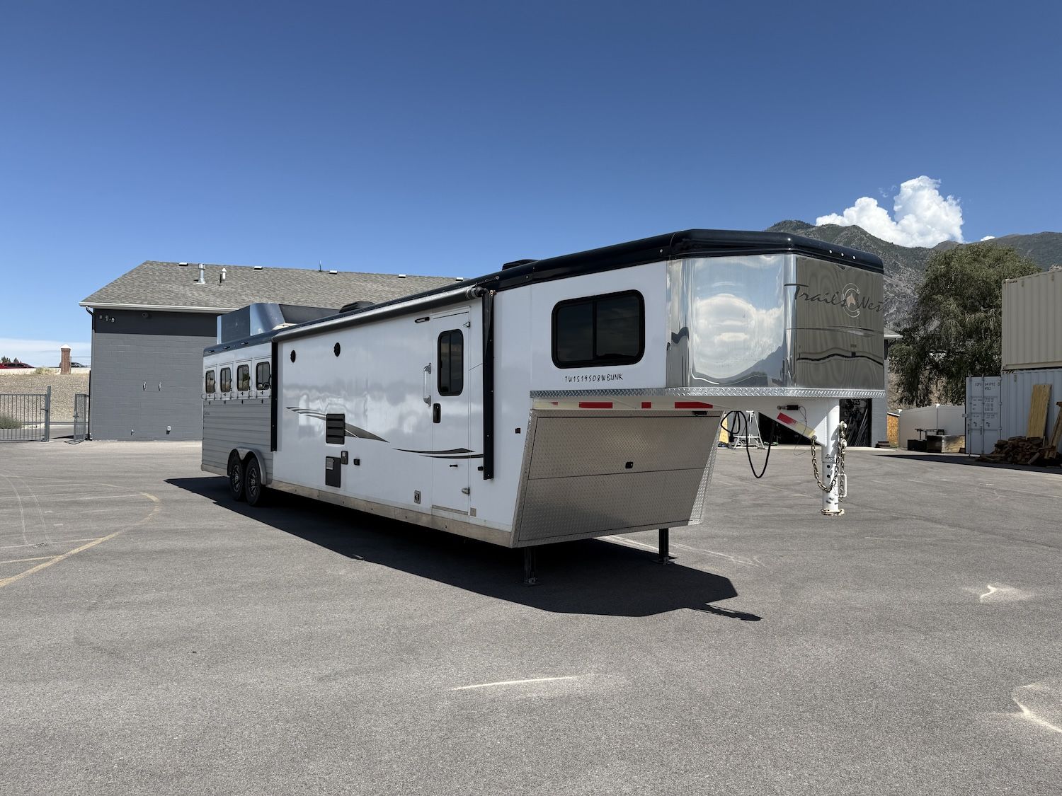 2018 Used USED Sierra 4-Horse LQ