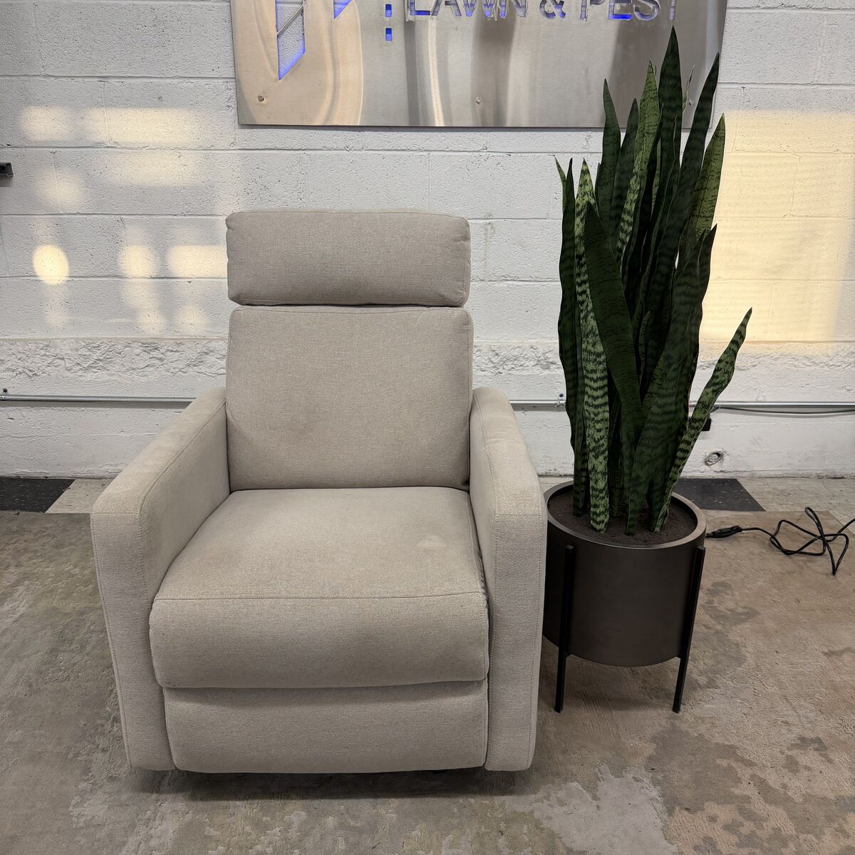 COSTCO TALLULA FABRIC POWER GLIDER RECLINER W/ POWER HEADRESTS!