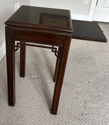 Mahogany end table with pull out shelf