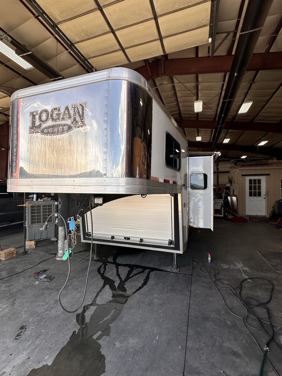2017 Logan Coach 3 Horse with LQ
