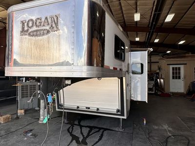2017 Logan Coach 3 Horse with LQ