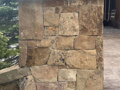 Natural Bed Stone – Approximately 15 Pallets – Perfect for Home or Landscape Projects