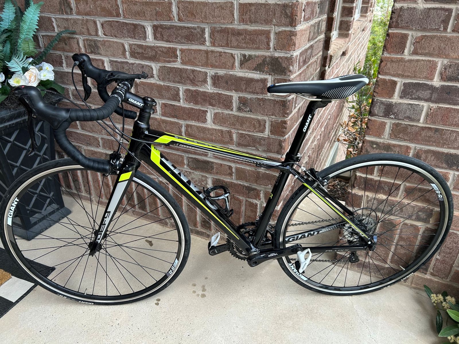 Giant Defy 3 Road Bike (XS) Shimano Sora, Excellent Condition