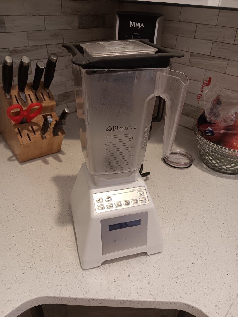 Blendtec Total Blender Reconditioned Model ES3 - White, 1560 Watts