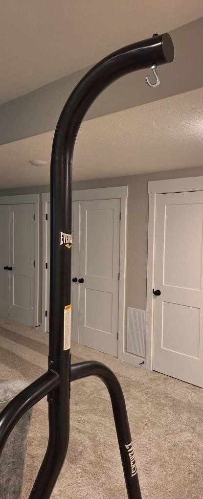Everlast heavy bag stand
