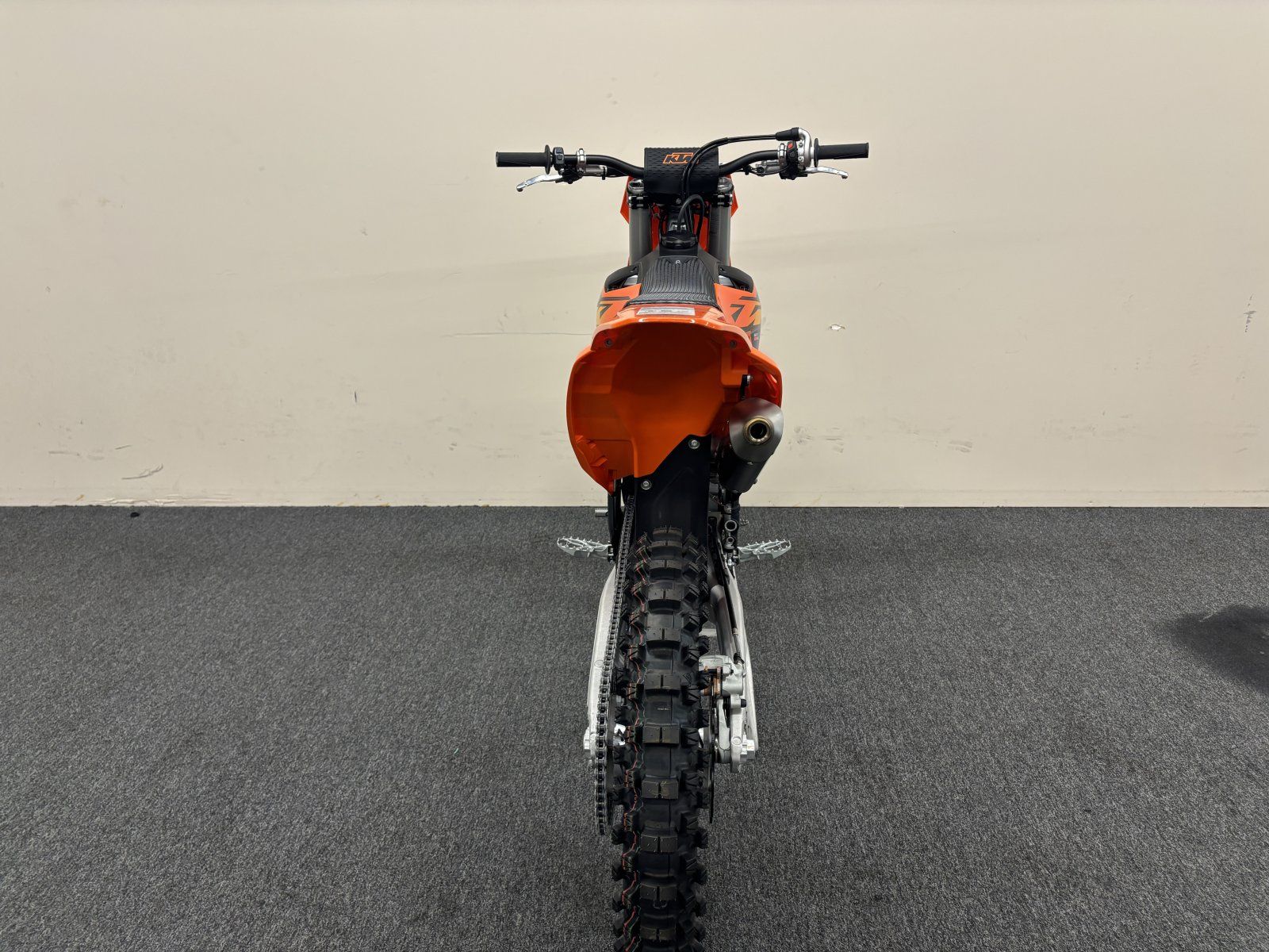 Main image 6