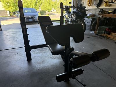 Adjustable weight bench