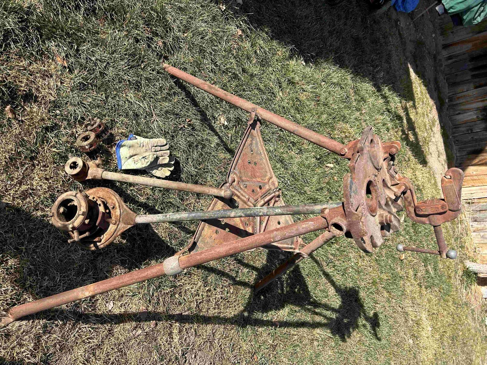 PIPE THREADER TRIPOD WITH FOUR DYE SIZES