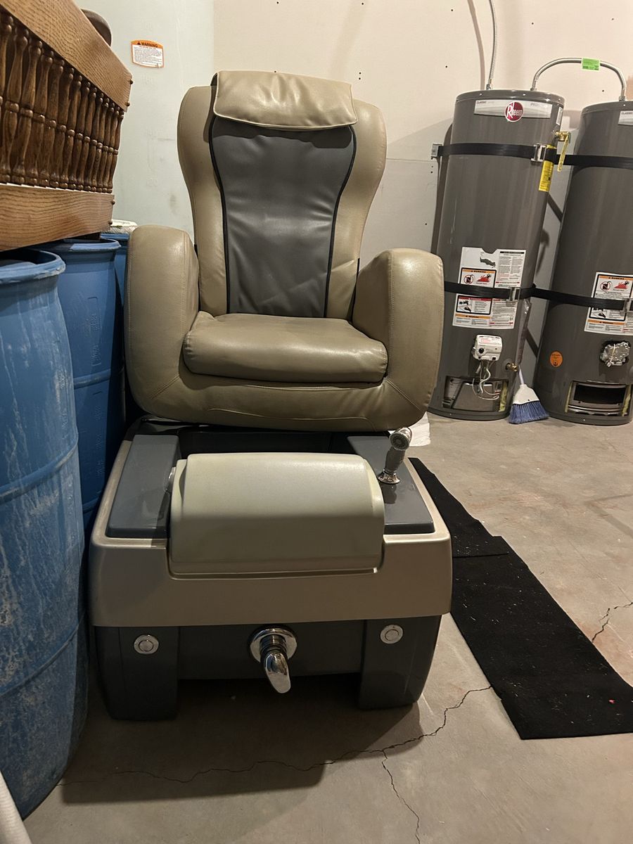 FREE!!!! Pedicure tub with mounted massage chair.