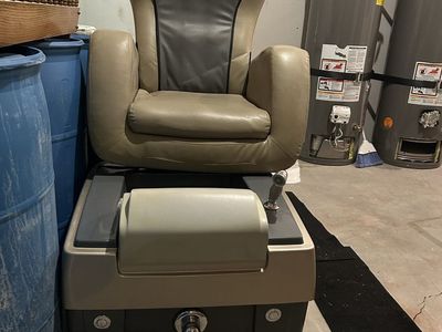 FREE!!!! Pedicure tub with mounted massage chair.
