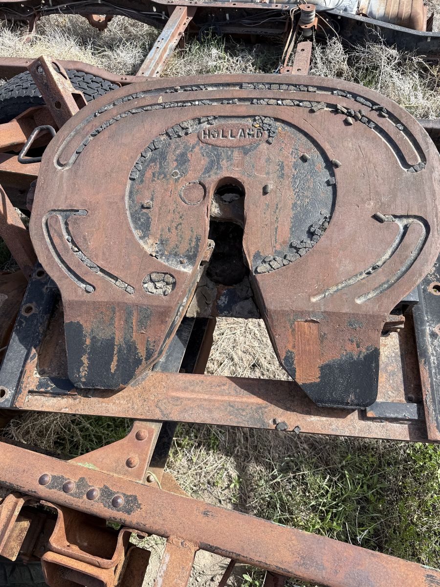 Holland FM8 semi fifth wheel hitch