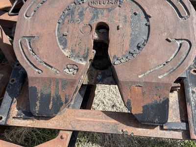 Holland FM8 semi fifth wheel hitch