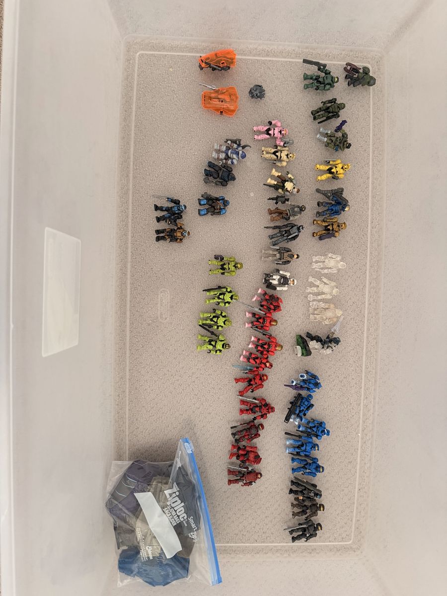 Halo bricks and minifigs