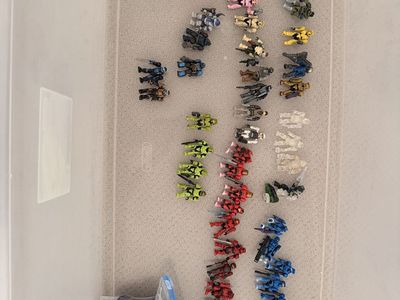 Halo bricks and minifigs
