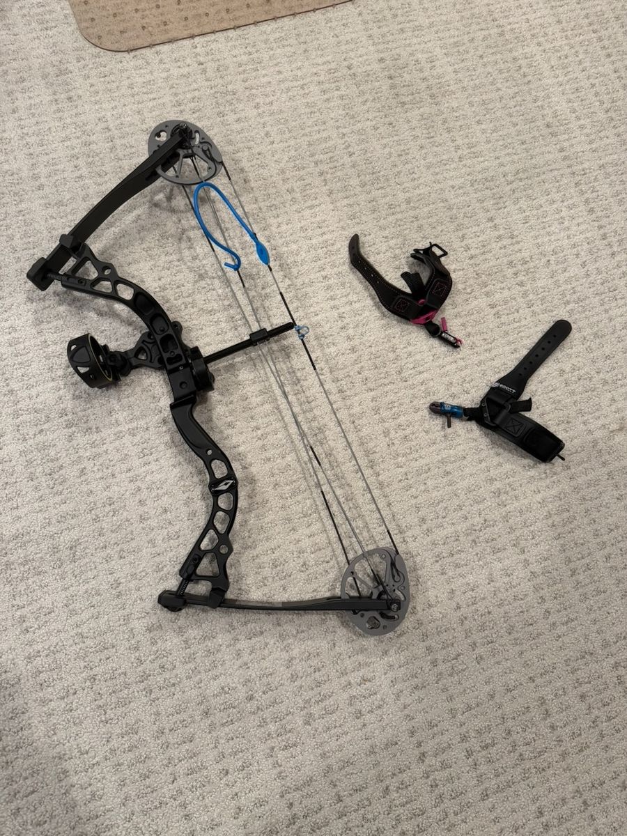 Diamond Atomic Youth Compound Bow Package w/ Case, Arrows & Releases