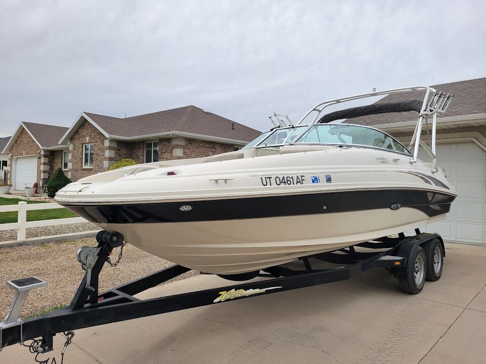 2004 Sea Ray 220 Sundeck Boat (22')