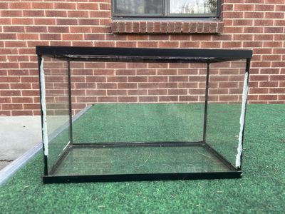 5 gallon aquarium with minor cosmetic crack