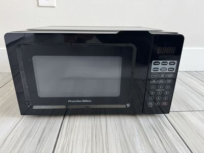 Proctor Silex 0.7 Cu ft Black Digital Microwave Oven