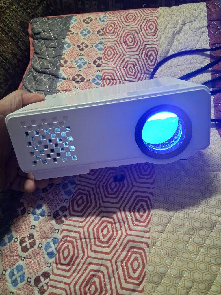 DBPOWER Mini Projector Portable Home Theater Movie Projector Like New!