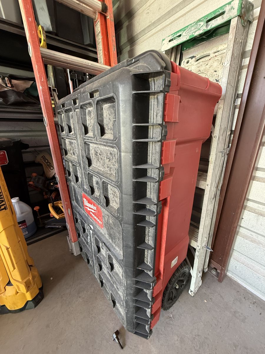 Milwaukee 38in packout rolling tool chest