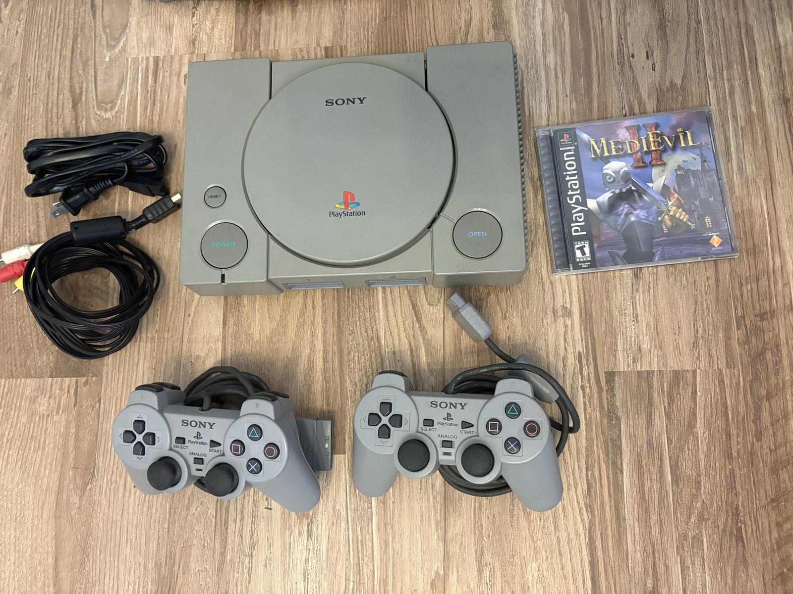 PlayStation PS1 Console w/2 controllers & Medievil 2 game