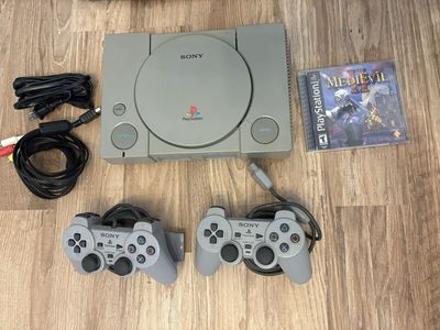 PlayStation PS1 Console w/2 controllers & Medievil 2 game