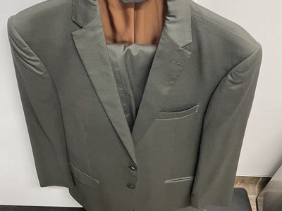 Mens Suit (Like New)