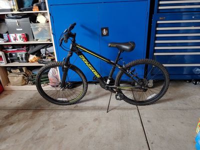 Basically New Mongoose 24" Tires 21 Speed Mountain Bike with Disc Brake Front Shocks