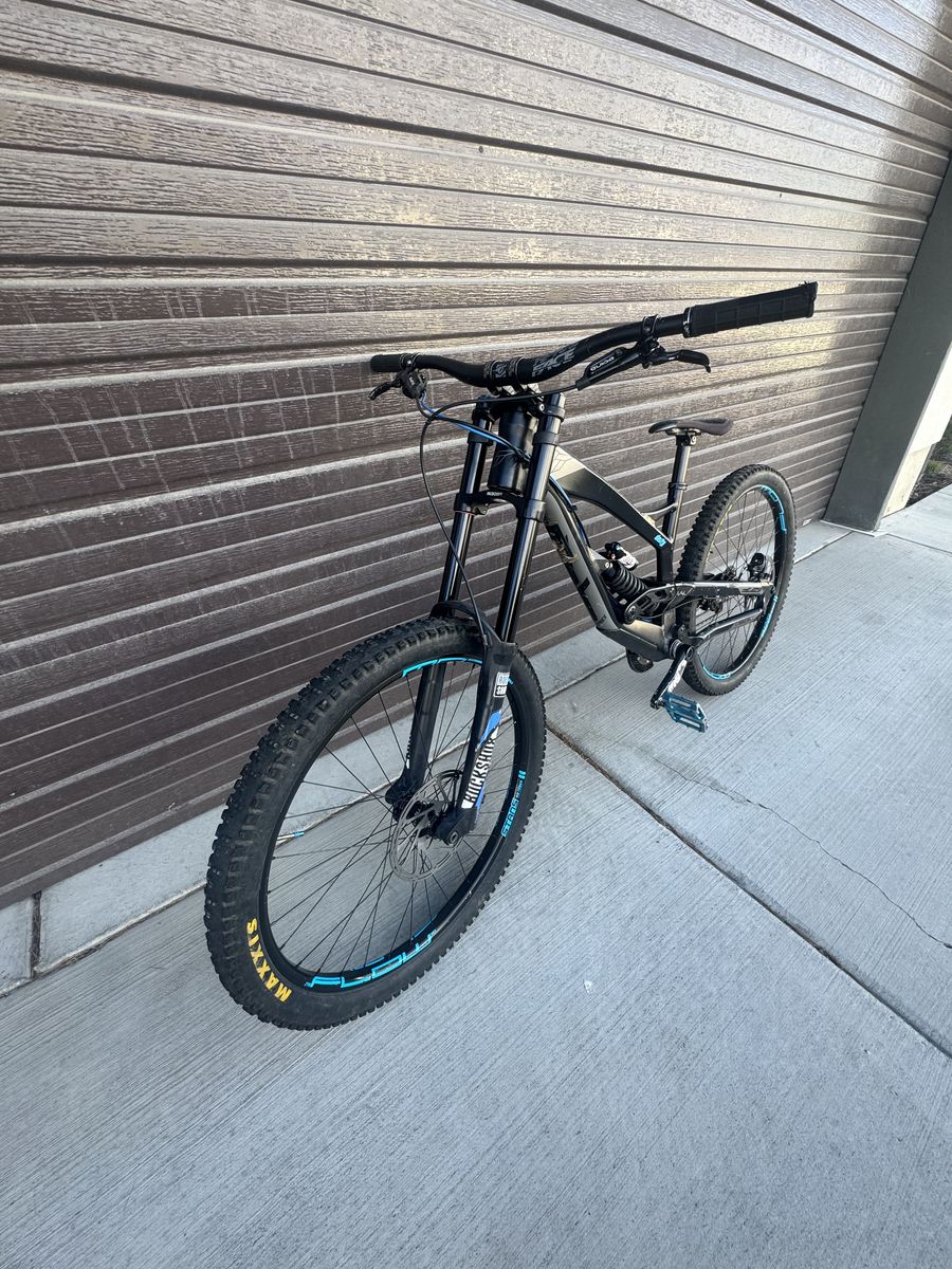 YT Tues Downhill Mountian Bike