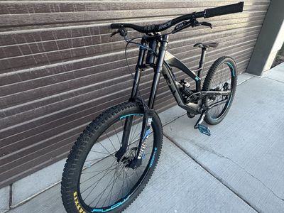 YT Tues Downhill Mountian Bike
