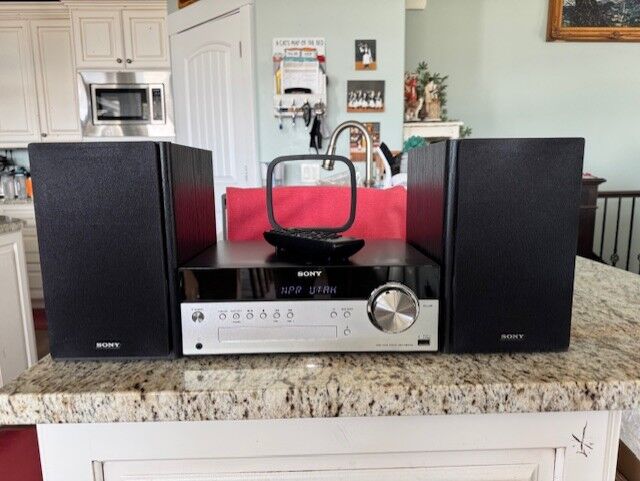 Sony CMT-SBT100 HCD-SBT100 Bluetooth USB Tuner CD Micro Audio Speakers w/ Remote