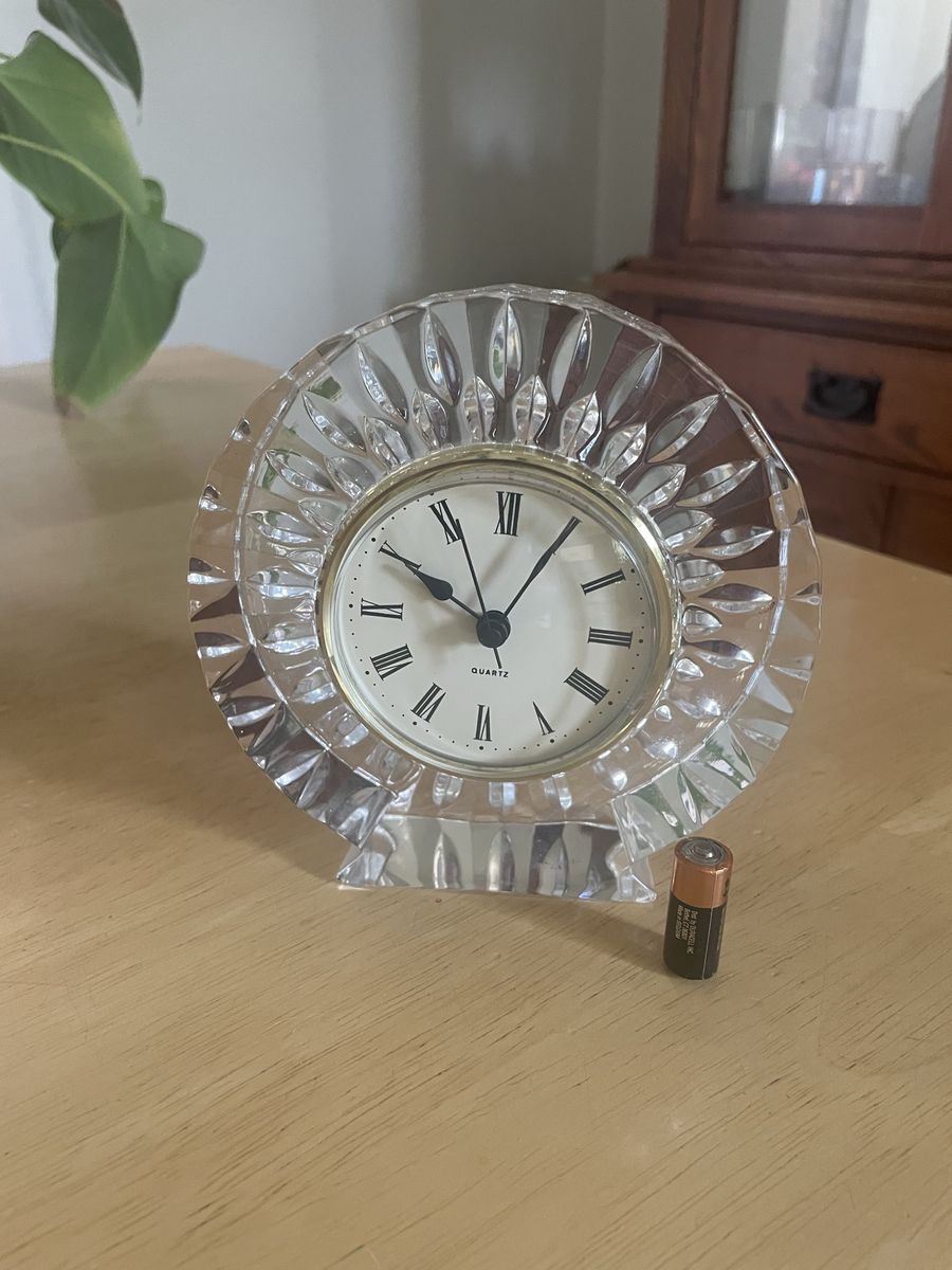 Crystal Quartz Desk Clock with Roman Numerals, Clear Cut Glass Decorative Tabletop Timepiece