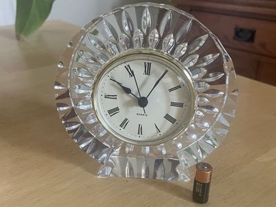 Crystal Quartz Desk Clock with Roman Numerals, Clear Cut Glass Decorative Tabletop Timepiece